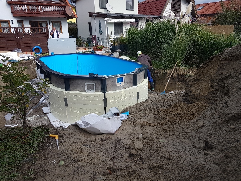 MOntage der Verkleidung basic bei einem freistehenden ovalen Schwimmbad von Cranpool