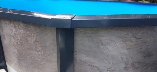 MOntage der Verkleidung basic bei einem freistehenden ovalen Schwimmbad von Cranpool