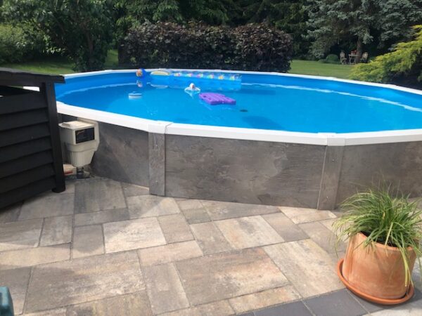 Rundbeckenverkleidung Deluxe von Cranpool bei einem Schwimmbad zuhause