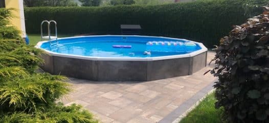 Rundbeckenverkleidung Deluxe von Cranpool bei einem Schwimmbad zuhause