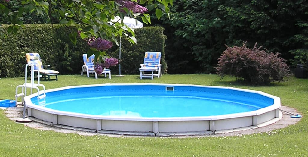 Rundes Pool teilversenkt 