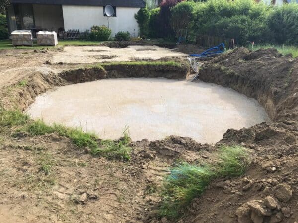 Fotos vor der Montage des runden Schwimmbeckens von Cranpool