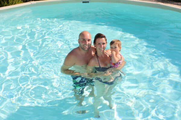 eine jung Familie in einem Cranpool Rundbecken Das Becken ist gut gepflegt