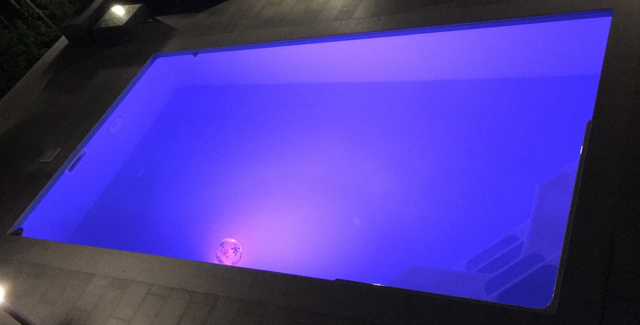 Rechteckpool mit toller Beleuchtung, Pooltraum bei Nacht, rechteckiges Einbaubecken, Pool Typ Ozean; komplett versenkten Pool,
