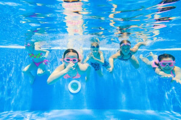 little kids swimming in pool underwater.eine gruppe von Kindern welche unterwasser schwimmenund tauchen