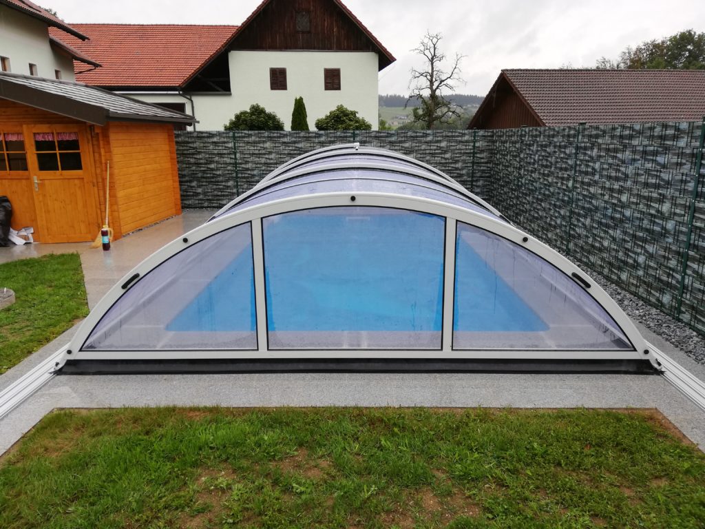 Swimmingpool Überdachung von Cranpool Cabrio Dom Perfekt in einem Garten