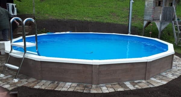 Swimmingpool Royal rund von Cranpool halb versenkt mit Verkleidung