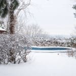eingewinteres Pool, Cranpool im Winter, Schwimmbad im Schnee