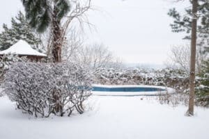 eingewinteres Pool, Cranpool im Winter, Schwimmbad im Schnee