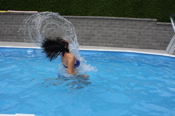 Frau im Cranpool Royal Schwimmbecken