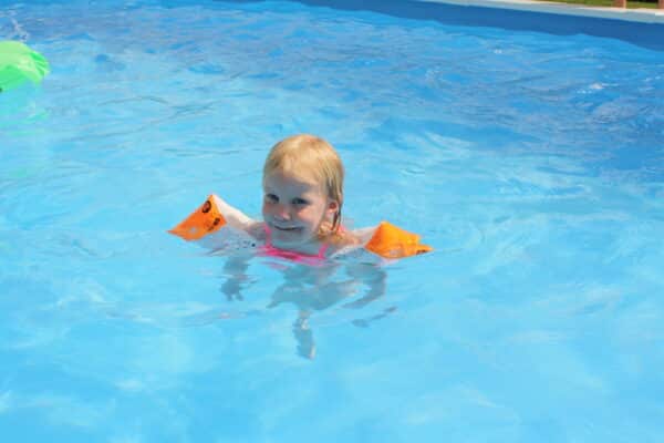 Kind mit Schwimmflügeln im Cranpool Royal Schwimmbecken