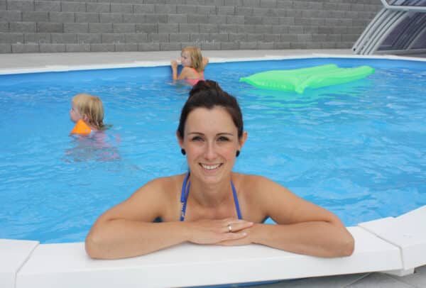 Frau und zwei Kinder und einer Luftmatratze im Cranpool Royal Schwimmbecken