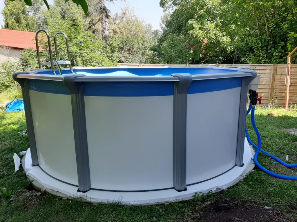 Foto des Aufstellschwimmbeckens Rimini, freistehend und rund in einem Garten