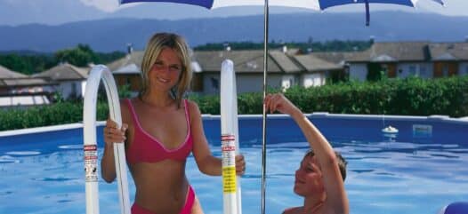 Symbolfoto vom Riminischwimmbecken von Cranpool mit einer Frau und einem Jungen