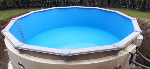 rundes Rimini Schwimmbecken von Cranpool, während des Befüllens ca. halb voll
