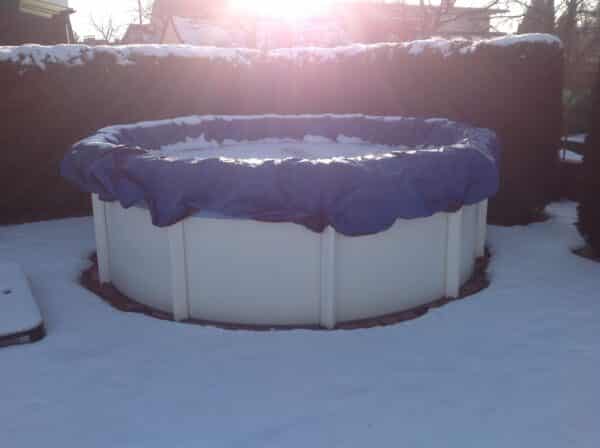 eingewinteres Pool, Cranpool im Winter, Schwimmbadplane blau, Winterplane, Einwintern Pool