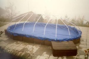 eingewinteres Pool mit Sonnendom, Cranpool im Winter, Schwimmbadplane blau, Winterplane, Einwintern Pool