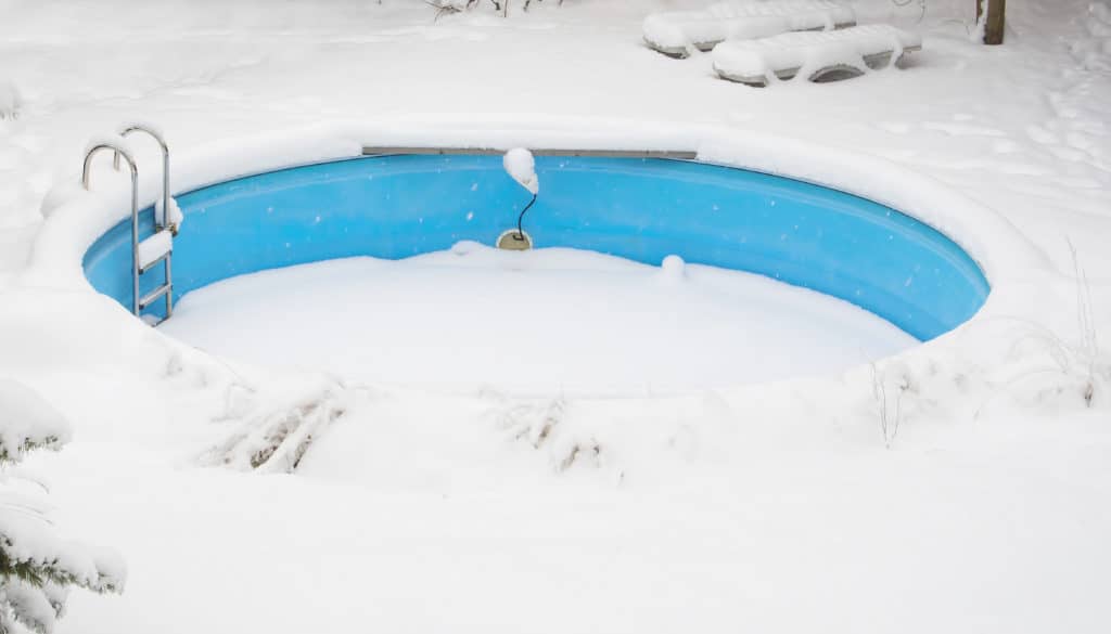 Winterpool Landschaft, rundes Pool im Winterkleid