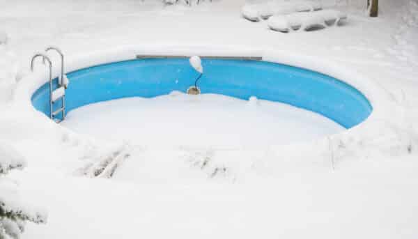 eingewinteres Pool, Einbauschwimmbecken im Schnee, Cranpool im Winter, Einwintern Pool