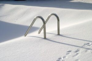 eingewinteres Pool, Cranpool im Winter, Schwimmbad im Schnee