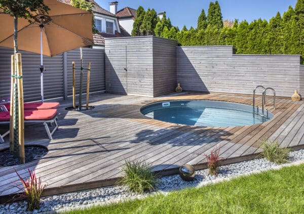 Miamipool im Garten, Schwimmbecken, Garten, Gartengestaltung, Sommer, Schwimmbad, eingebautes Rundpool, Holzdeck