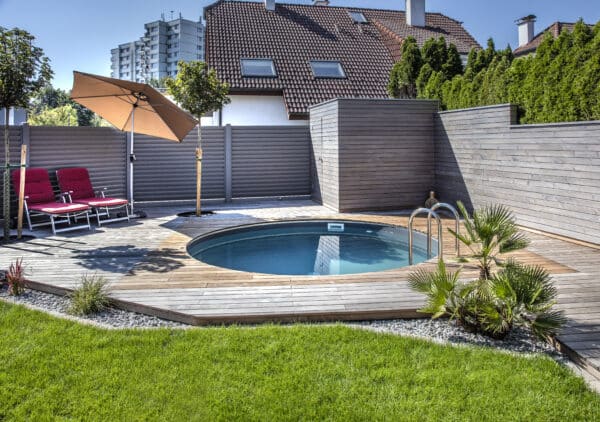 Miamipool im Garten, Schwimmbecken, Garten, Gartengestaltung, Sommer, Schwimmbad, eingebautes Rundpool, Holzdeck