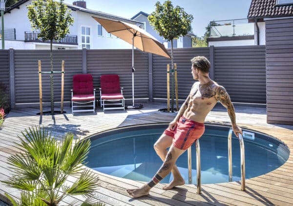 Miamipool im Garten, Schwimmbecken, Garten, Gartengestaltung, Sommer, Schwimmbad, eingebautes Rundpool, Holzdeck