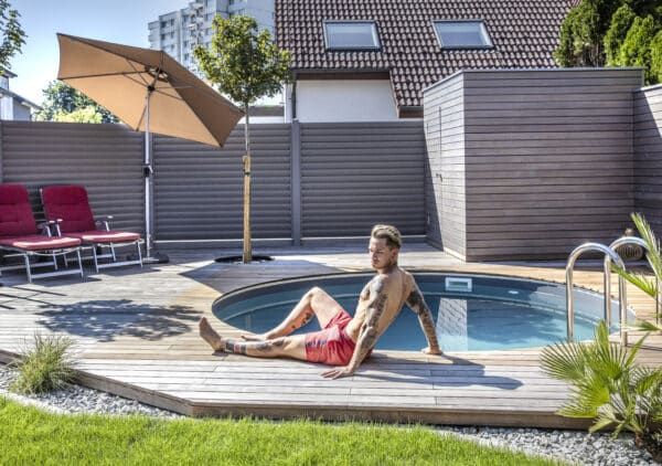 Miamipool im Garten, Schwimmbecken, Garten, Gartengestaltung, Sommer, Schwimmbad, eingebautes Rundpool, Holzdeck