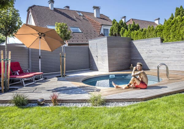 Miamipool im Garten, Schwimmbecken, Garten, Gartengestaltung, Sommer, Schwimmbad, eingebautes Rundpool, Holzdeck