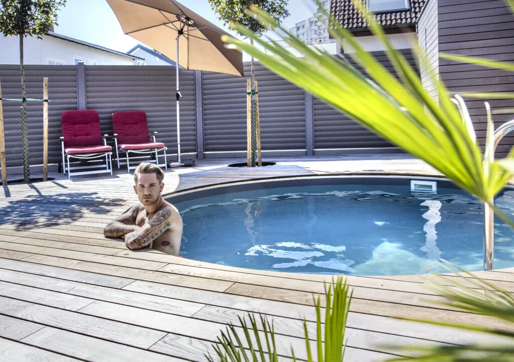 Miamipool im Garten, Schwimmbecken, Garten, Gartengestaltung, Sommer, Schwimmbad, eingebautes Rundpool, Holzdeck