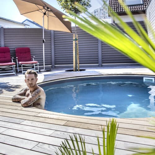 Miamipool im Garten, Schwimmbecken, Garten, Gartengestaltung, Sommer, Schwimmbad, eingebautes Rundpool, Holzdeck