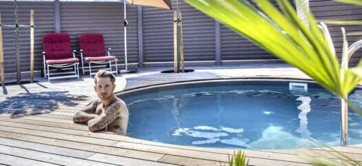 Miamipool im Garten, Schwimmbecken, Garten, Gartengestaltung, Sommer, Schwimmbad, eingebautes Rundpool, Holzdeck