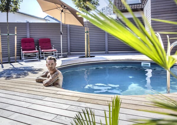 Miamipool im Garten, Schwimmbecken, Garten, Gartengestaltung, Sommer, Schwimmbad, eingebautes Rundpool, Holzdeck