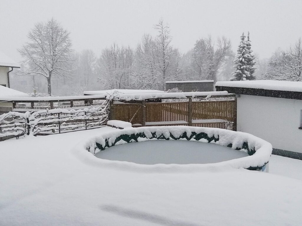 PE-Abdeckplane, abgedeckter Pool in wunderschöner Winterlandschaft; Cranpool, Schwimmbad im Schnee,