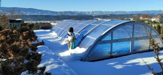 eingewinteres Pool mit Cabriodom, Cranpool im Winter, Schwimmbad im Schnee