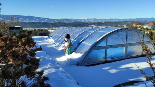 eingewinteres Pool mit Cabriodom, Cranpool im Winter, Schwimmbad im Schnee