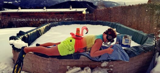 eingewinteres Pool, Cranpool im Winter, Schwimmbad im Schnee
