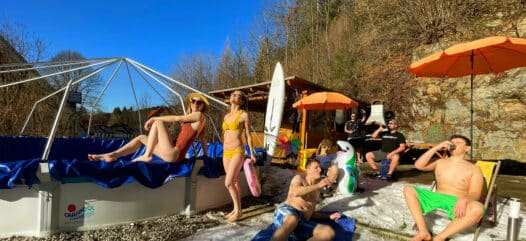 eingewinteres Pool, Cranpool im Winter, Schwimmbad im Schnee