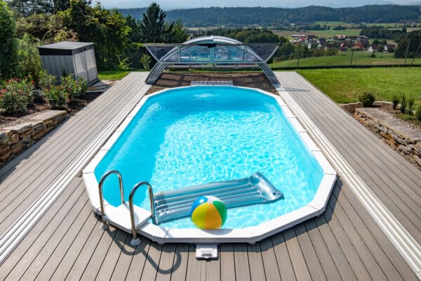 Runherum wohlfühlen, ovales versenkten Schwimmbecken, Cabrio Dom als Schwimmbadabdeckung, Gartengestaltung, Holzdeck rund um Pool