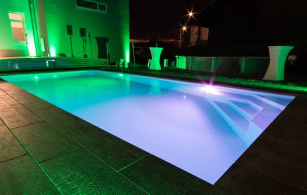 Ozean Schwimmbecken, Einbaubecken, beleuchtet, Poolbeleuchtung, ScheinwerferCranpool Center Graz, Filiale, Cranpool, Schwimmbad Ausstellung,