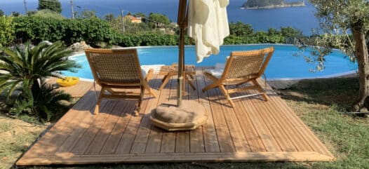 versenktes Pool im Hintergrund das Meer, Holzsteg mit zwei Liegen, Sommer, Schwimmbad, Cranpool, Traum Pool