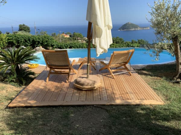 versenktes Pool im Hintergrund das Meer, Holzsteg mit zwei Liegen, Sommer, Schwimmbad, Cranpool, Traum Pool