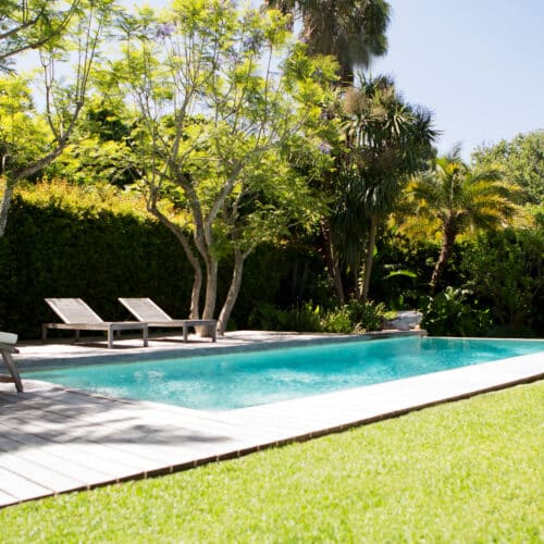 Pool mit gepflegtem Rasen, Gartenpool, Schwimmbadlandschaft, Grüne Oase mit Pool, saftiger grüner Rasen rund um Schwimmbecken, Rasen als perfekter Rahmen für Einbaupool