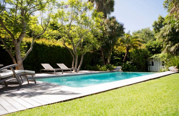 Pool mit gepflegtem Rasen, Gartenpool, Schwimmbadlandschaft, Grüne Oase mit Pool, saftiger grüner Rasen rund um Schwimmbecken, Rasen als perfekter Rahmen für Einbaupool
