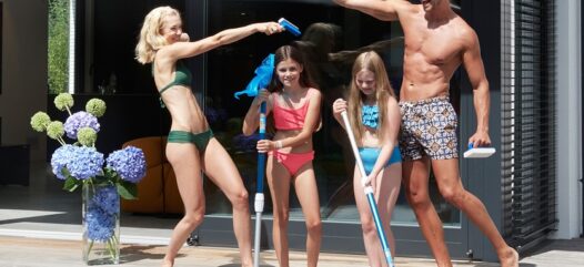 Familie in Badebekleidung, Frühjahrsputz, Poolputz, Schwimmbadreinigung, Cranpool, Spaß am Pool, Checkliste für den Frühjahrsputz
