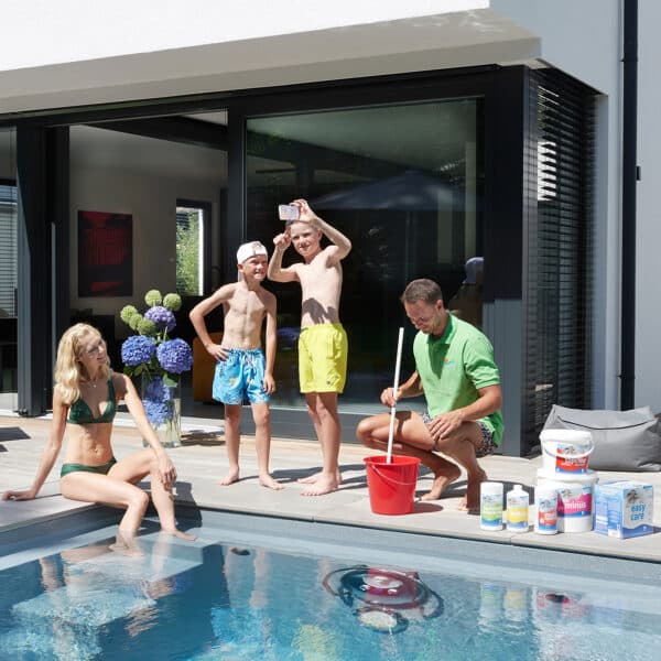 Familie am Pool, Wasserpflege, Produkte zur Wasserpflege, Wasserwerte messen, pH-Wert, Chlor, Cranpool, easy care