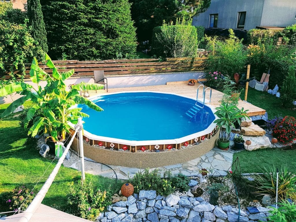 liebevolle Integration des Pools in die tolle Gartenlandschaft, Holzdeck  für und die kreative Poolverkleidung hat die Jury überzeugt. Gewinner  Fotowettbewerb  "Rundumadum"