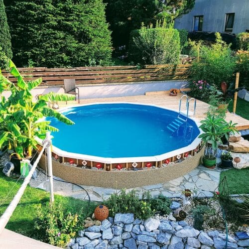 Fotowettbewerb "Rundumadum", Poolgestaltung, Schwimmbecken in Gartenlandschaft integriert, Swimmingpool, Holzsteg rund um Schwimmbecken