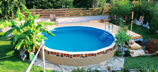 Fotowettbewerb "Rundumadum", Poolgestaltung, Schwimmbecken in Gartenlandschaft integriert, Swimmingpool, Holzsteg rund um Schwimmbecken