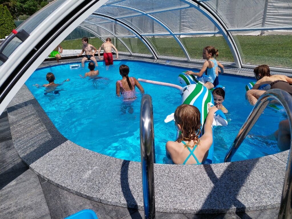 schwimmende Kinder, Flipper, Einbaubecken, Cabriodom, kristallklares Wasser, Volksschule Kraubath bei Poolbauer